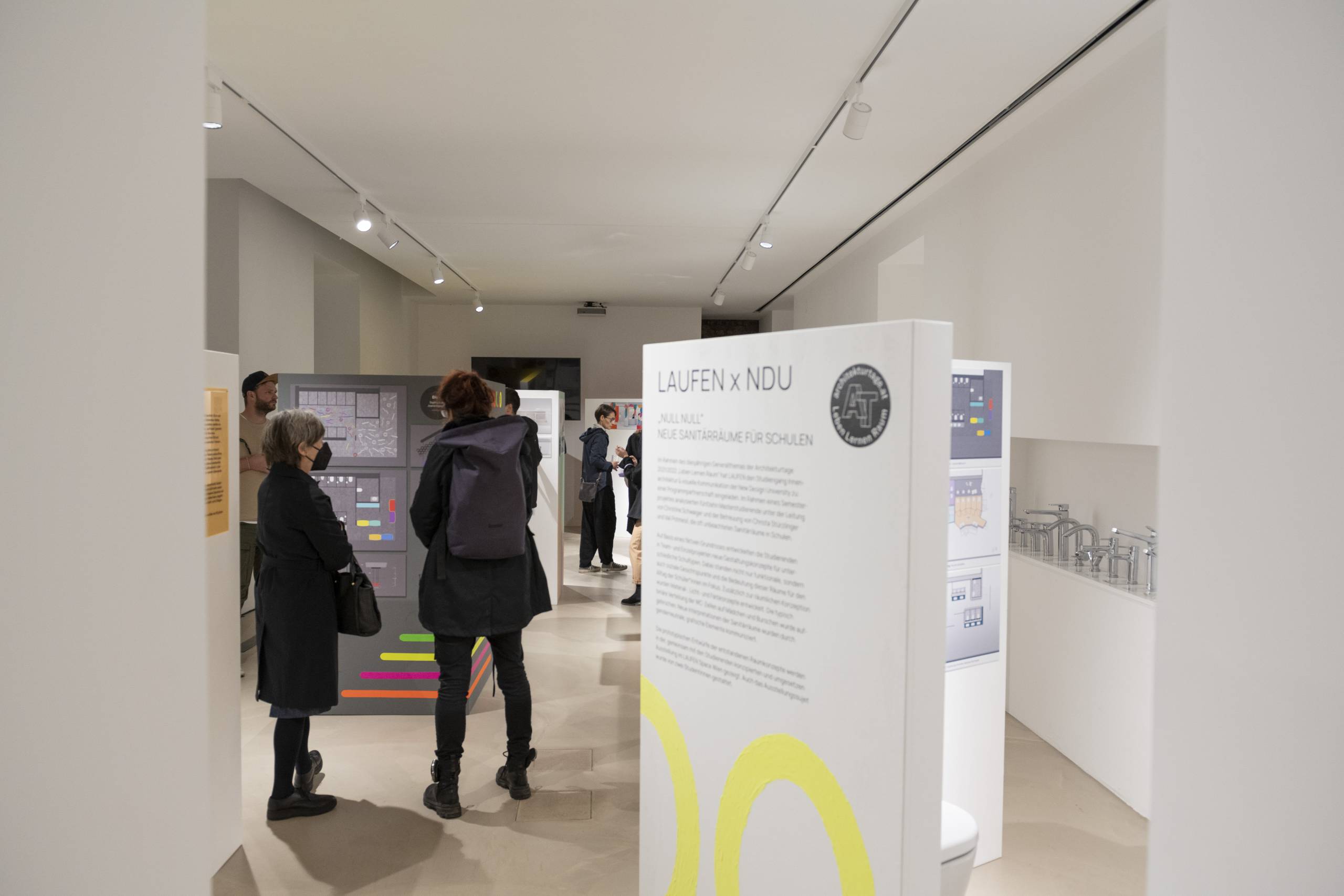 Ausstellung der New Design University zum Thema Sanitärraume in Schulen im LAUFEN space Wien.