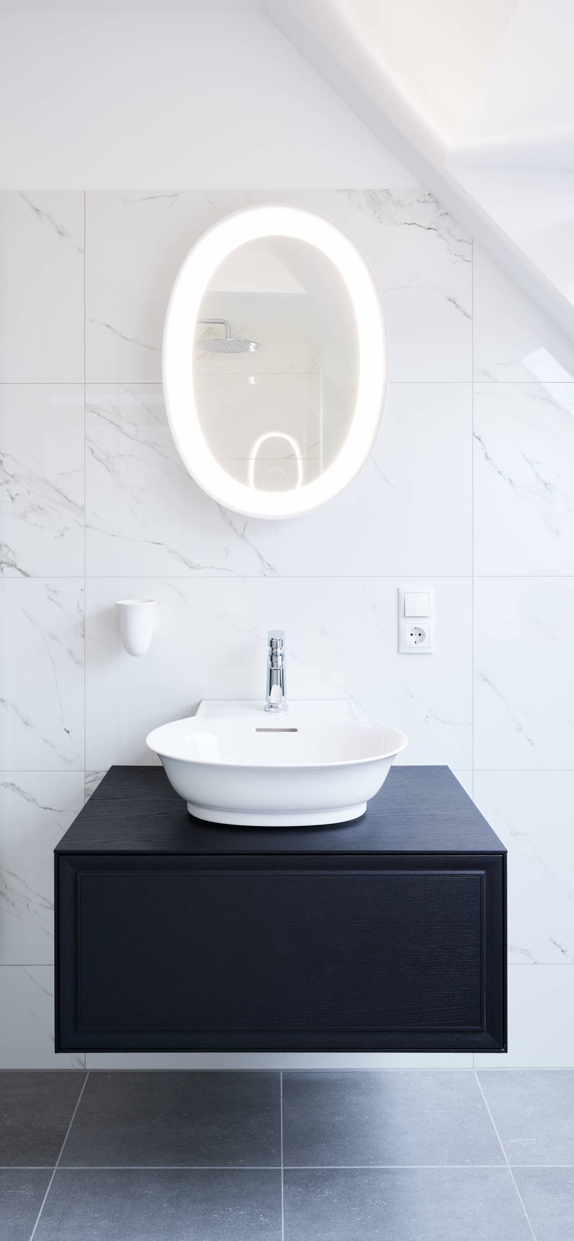 Weiße Keramisch Waschtischschale mit LED-Spiegel und dunkelblauem Möbel