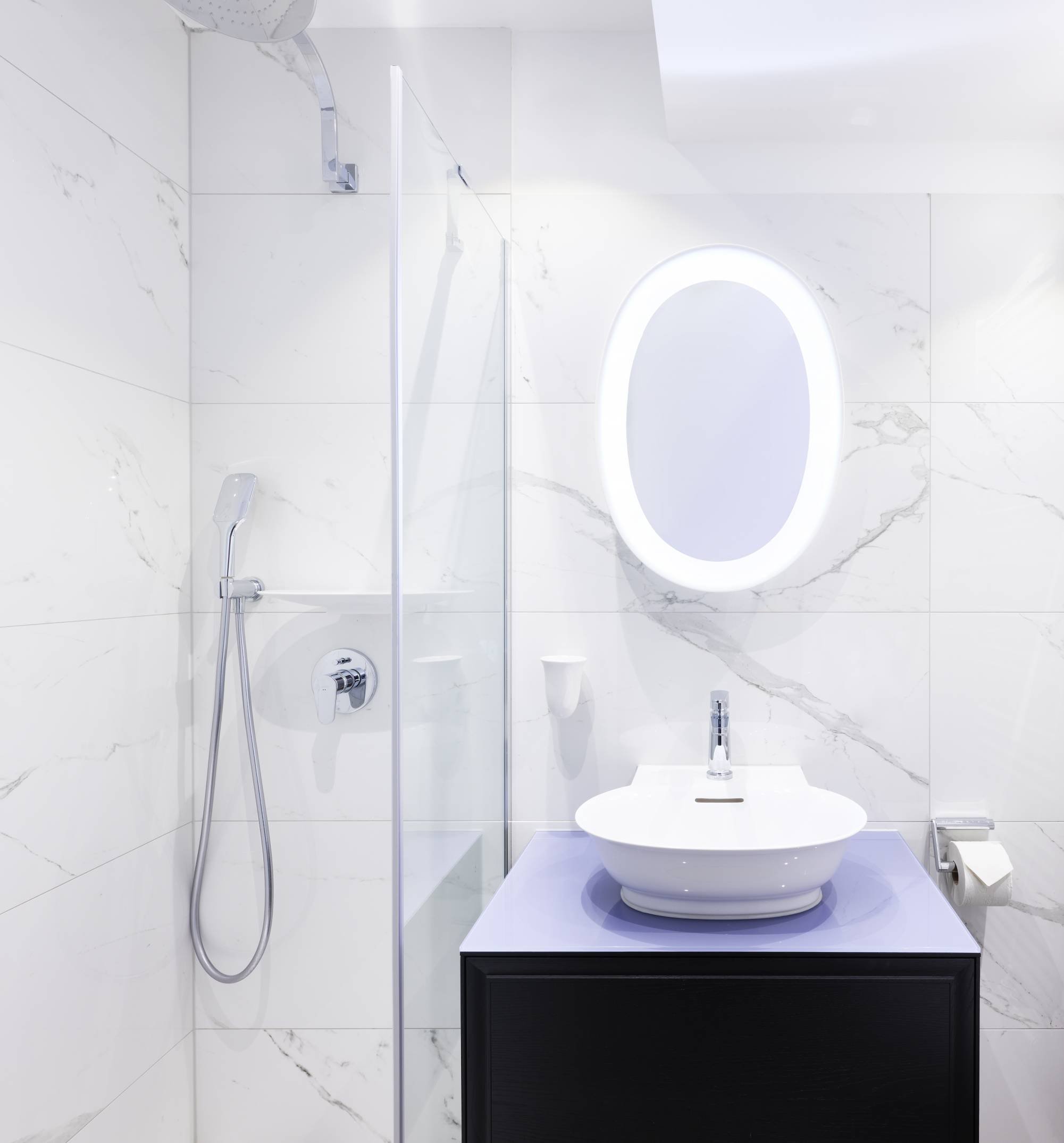 Weiße Keramisch Waschtischschale mit LED-Spiegel und dunkelblauem Möbel und Dusche