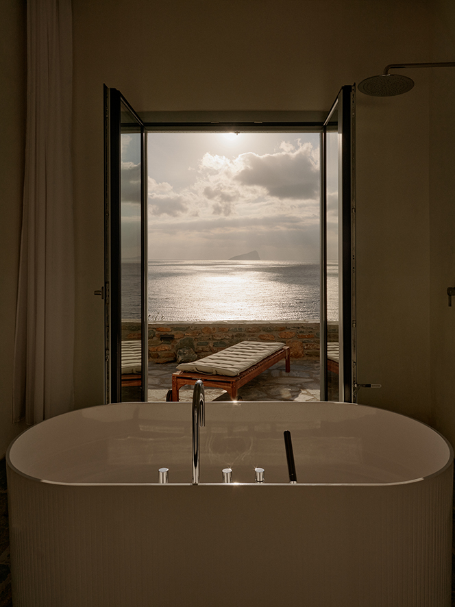 Weiße Badewanne, Fenster mit Blick auf Meer, Sonnenuntergang