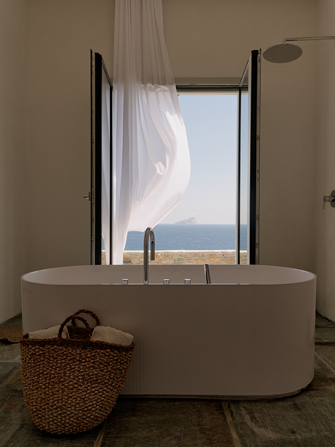 Weiße Badewanne, Fenster mit Blick auf Meer, Duschenarmatur