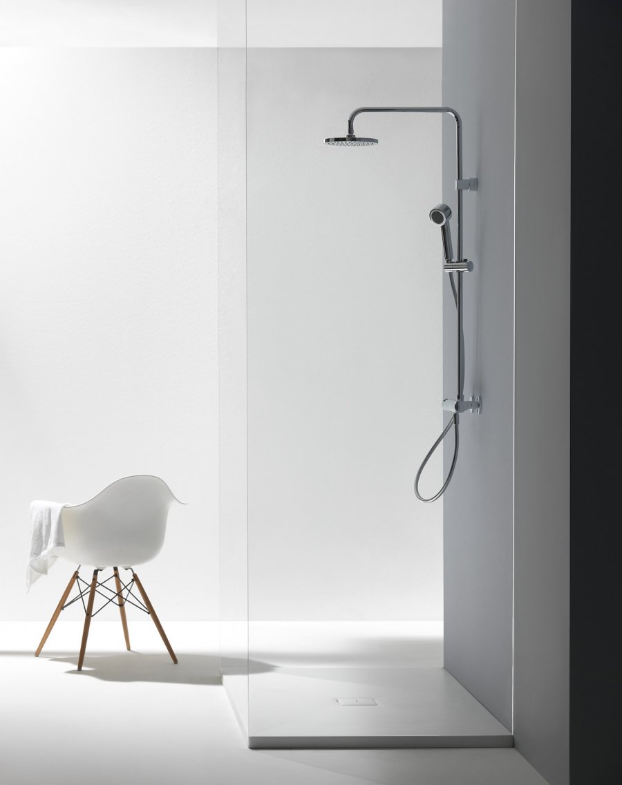 Showerstation mit aufgesetzter Duschtasse in weißem Raum
