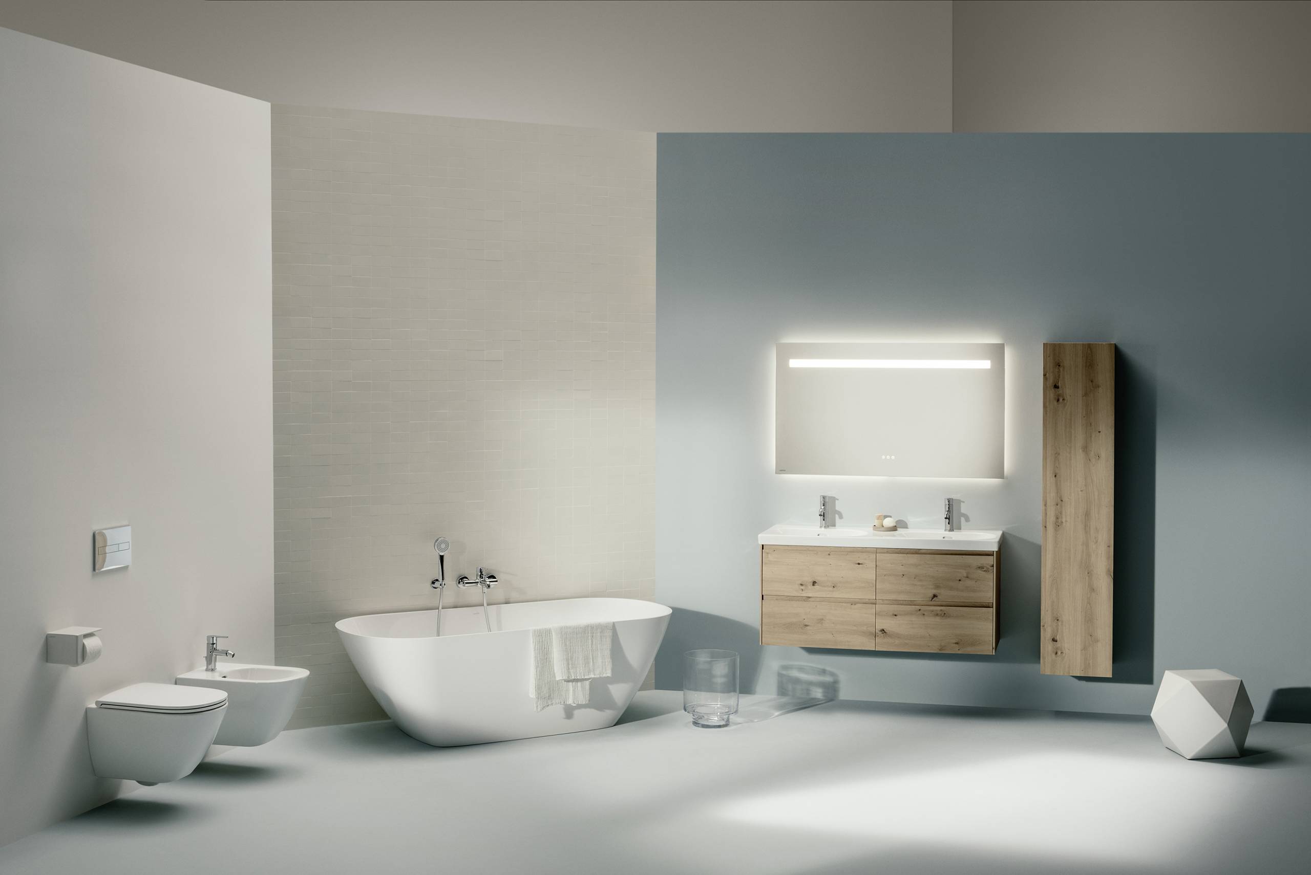 Badezimmer mit weißer Keramik, weißer Badewanne und Holzmöbeln