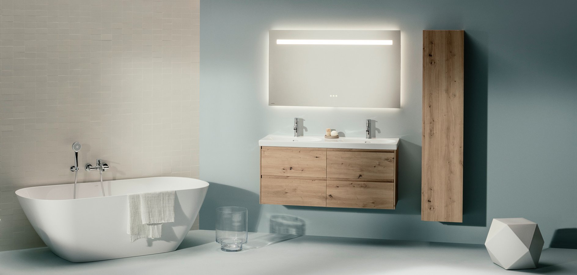 Badezimmer Situation, freistehende Badewanne, Waschtisch mit Holzmöbel, hellgrauer Hintergrund