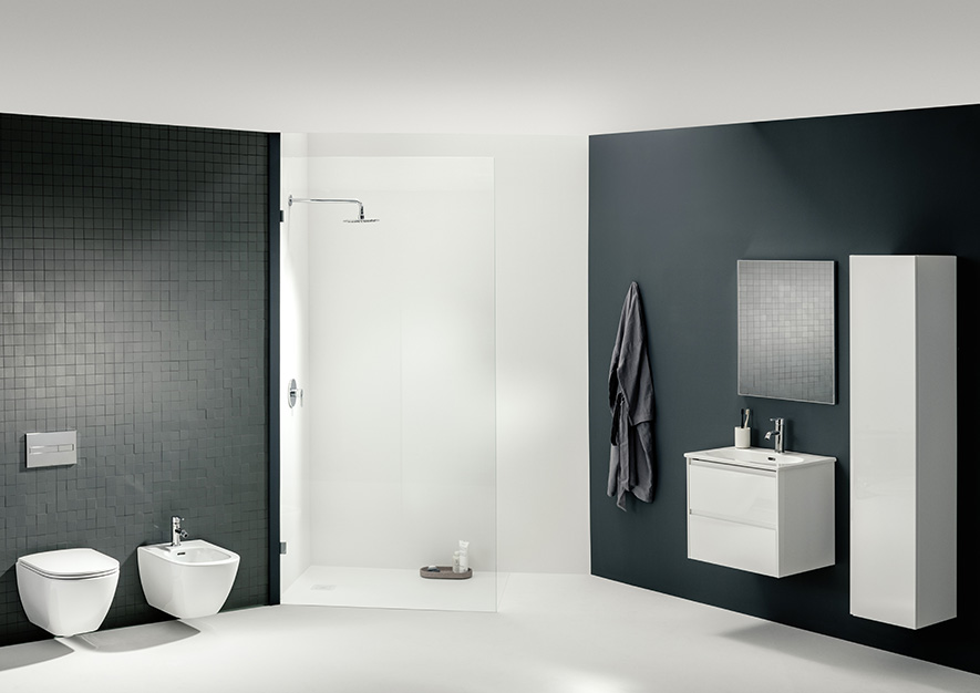 Badezimmer Situation mit weißem WC, Bidet, Waschtisch und Unterschrank, Hochschrank, Spiegel, alle auf dunkel-farbener, gefliester Wand, Duschwanne mit Abtrennung aus Glas