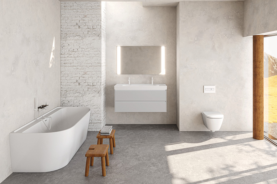 Badezimmer mit weichen Farbtönen, weiße Badewanne und Waschtisch mit Möbel, weißes WC, auf der rechten Seite Fenster mit Sonnenschein