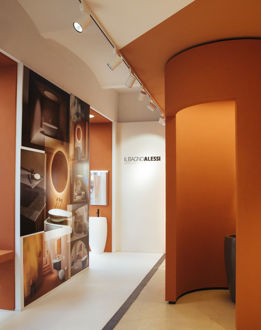 LAUFEN space Wien Eingangsbereich in sanftem Orange-Braun mit ILBAGNOALESSI Ausstellung