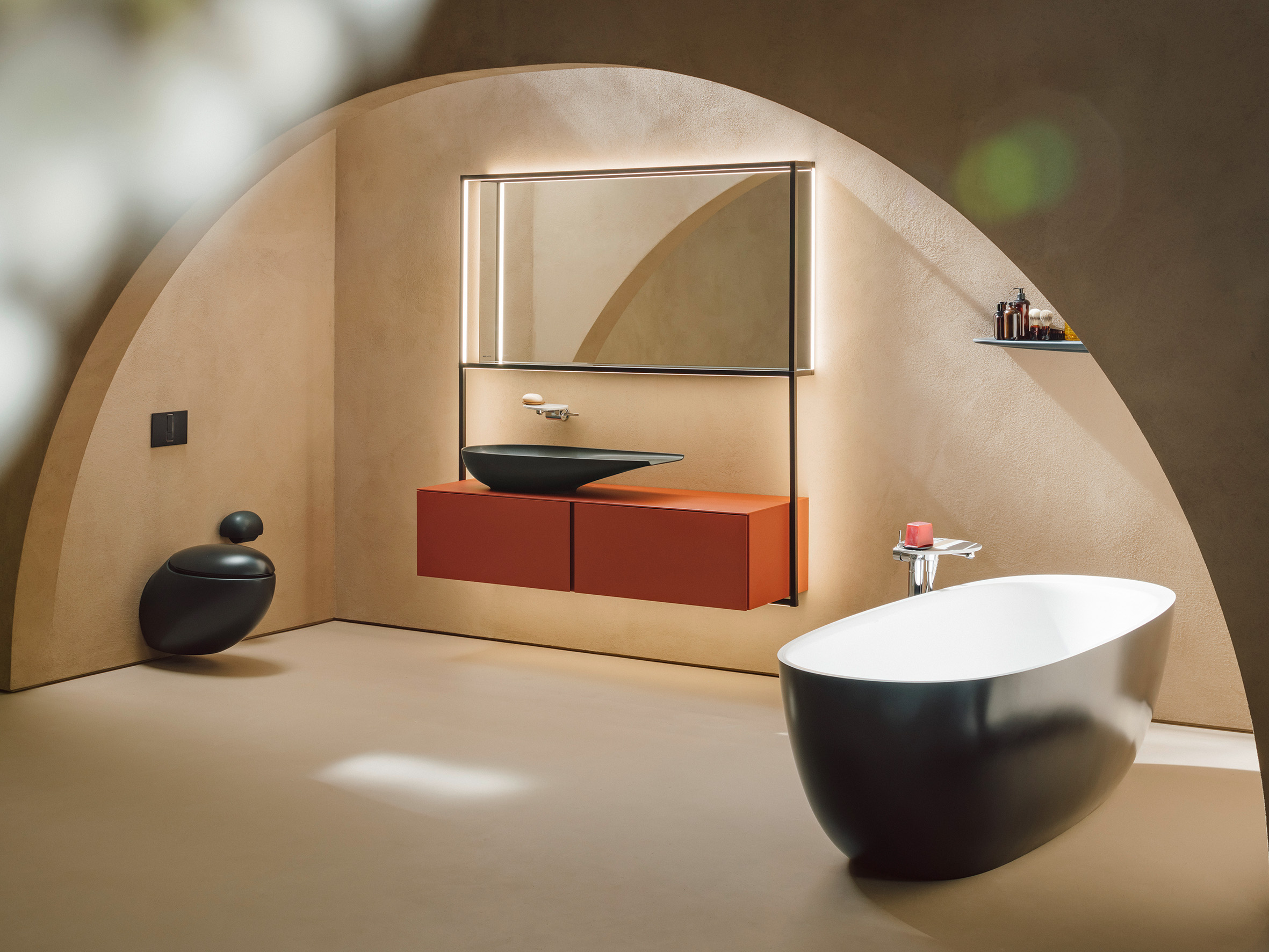 Badezimmer mit Erdtönen, freistehende Badewanne mit Armatur, schwarzes WC und Waschtisch-Set mit Waschtisch-Schale, Holzmöbel und Spiegel mit Beleuchtung