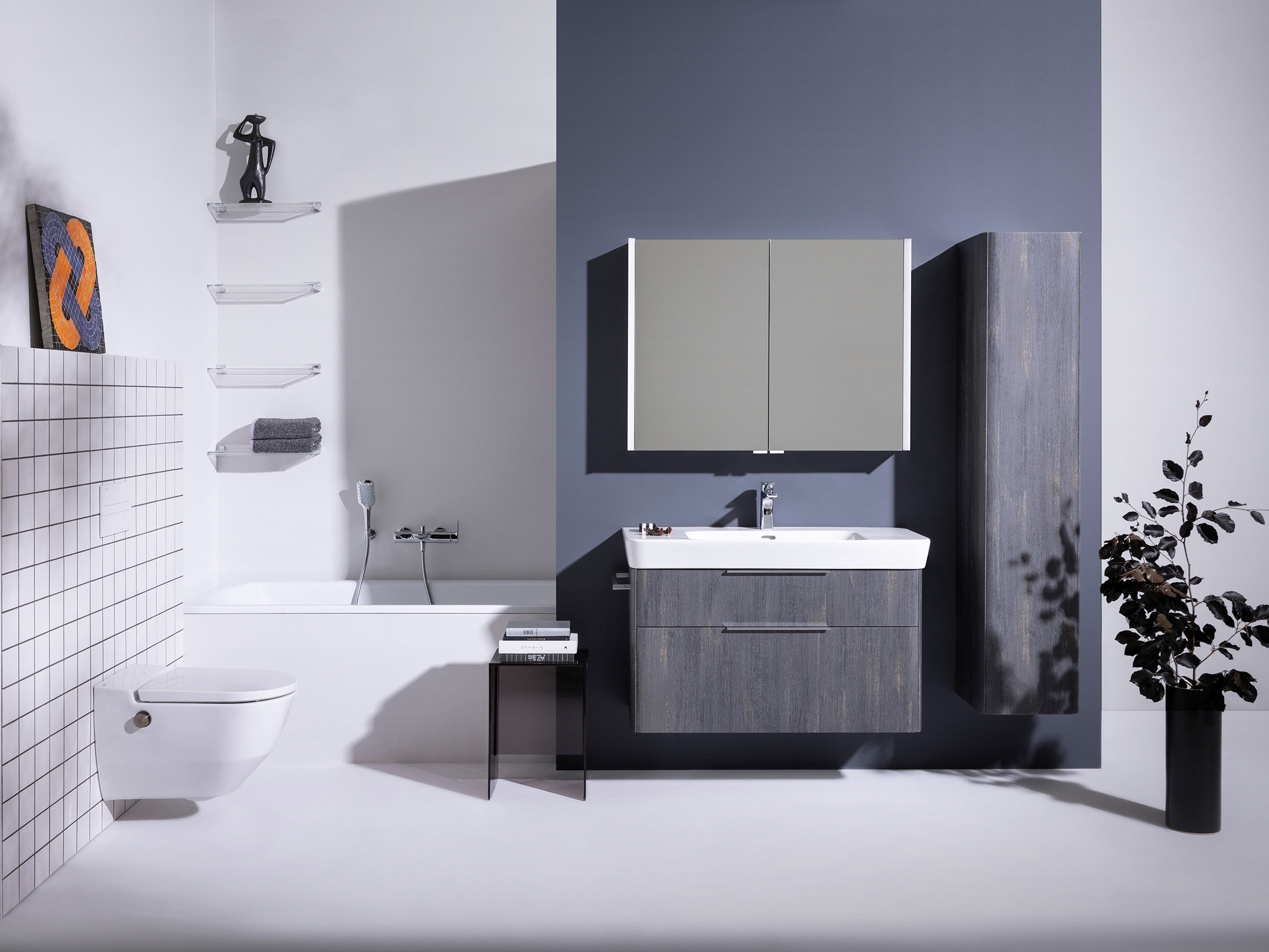 Badezimmer mit grauen Farbtönen, Waschtisch mit Holzmöbel, Einbau-Badewanne, Wand-WC an gefliester Wand, Dekoration