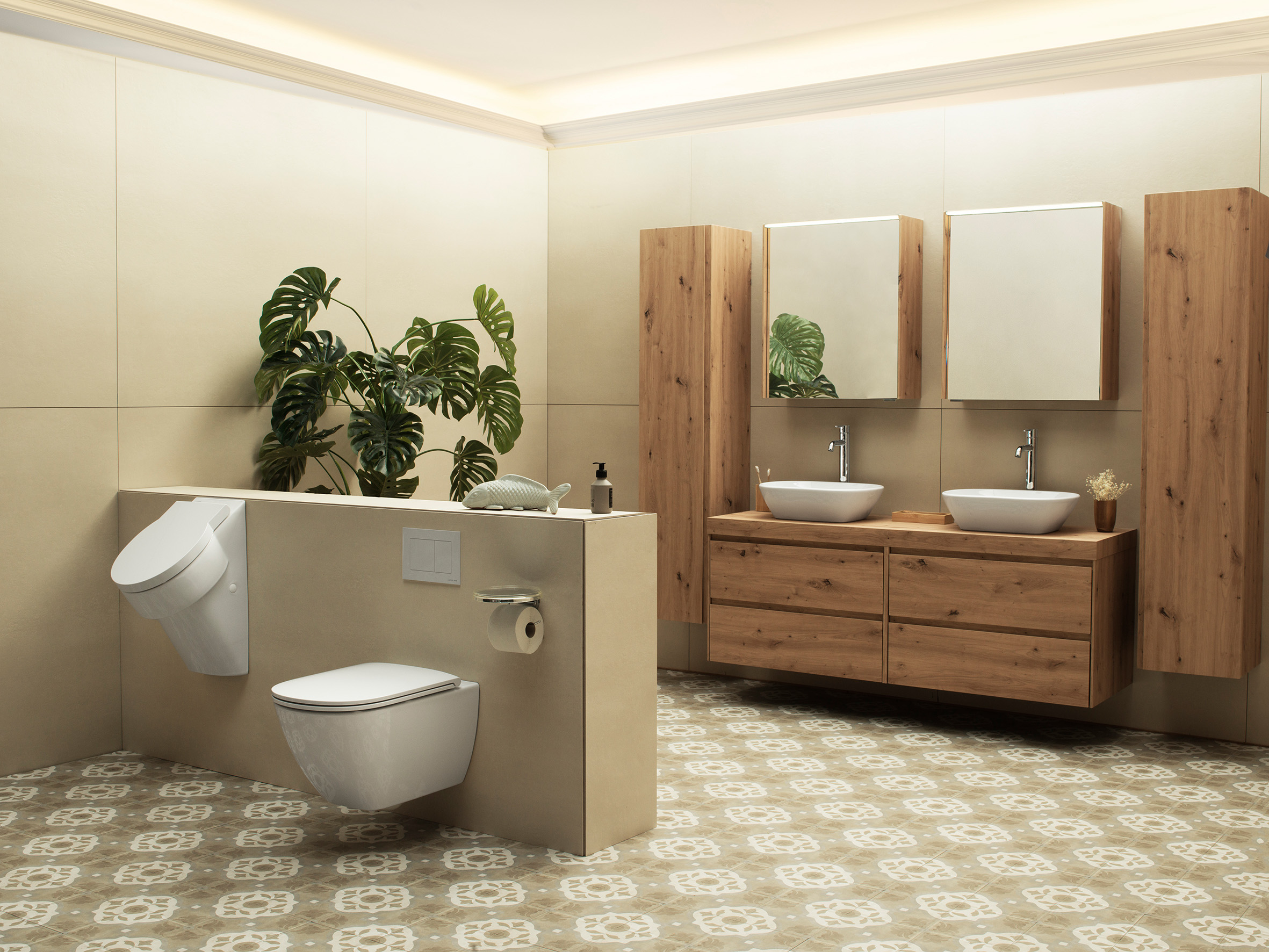 Badezimmer mit Holzmöbel, beige Fliesen, WC und Urinal, Waschtische mit Spiegel