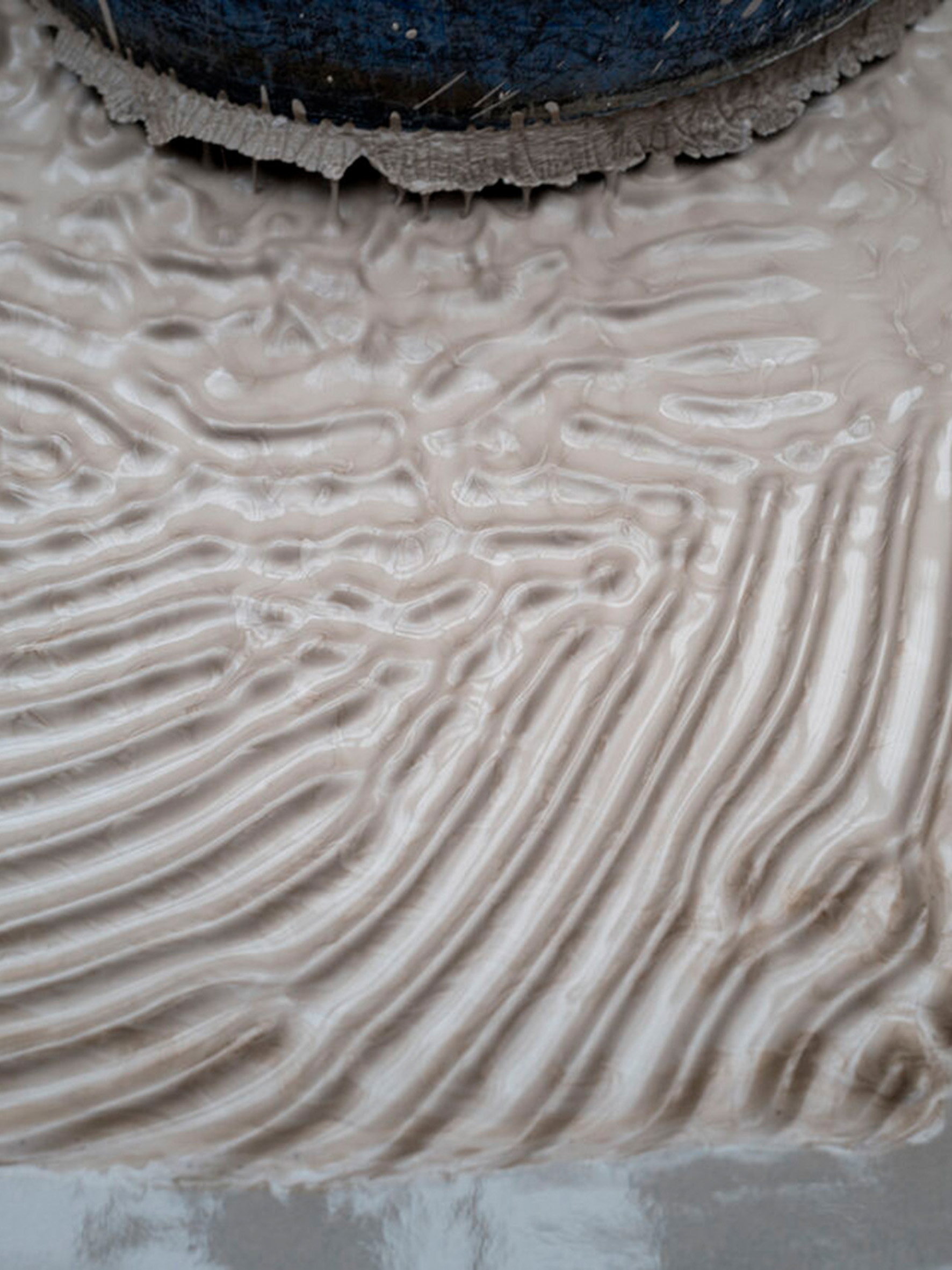 Abstraktes Bild mit Wellen in brauner Flüssigkeit