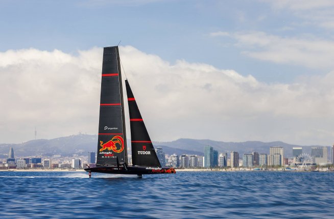 Segelboot Alinghi des Red Bull Racing Teams auf dem offenen Wasser
