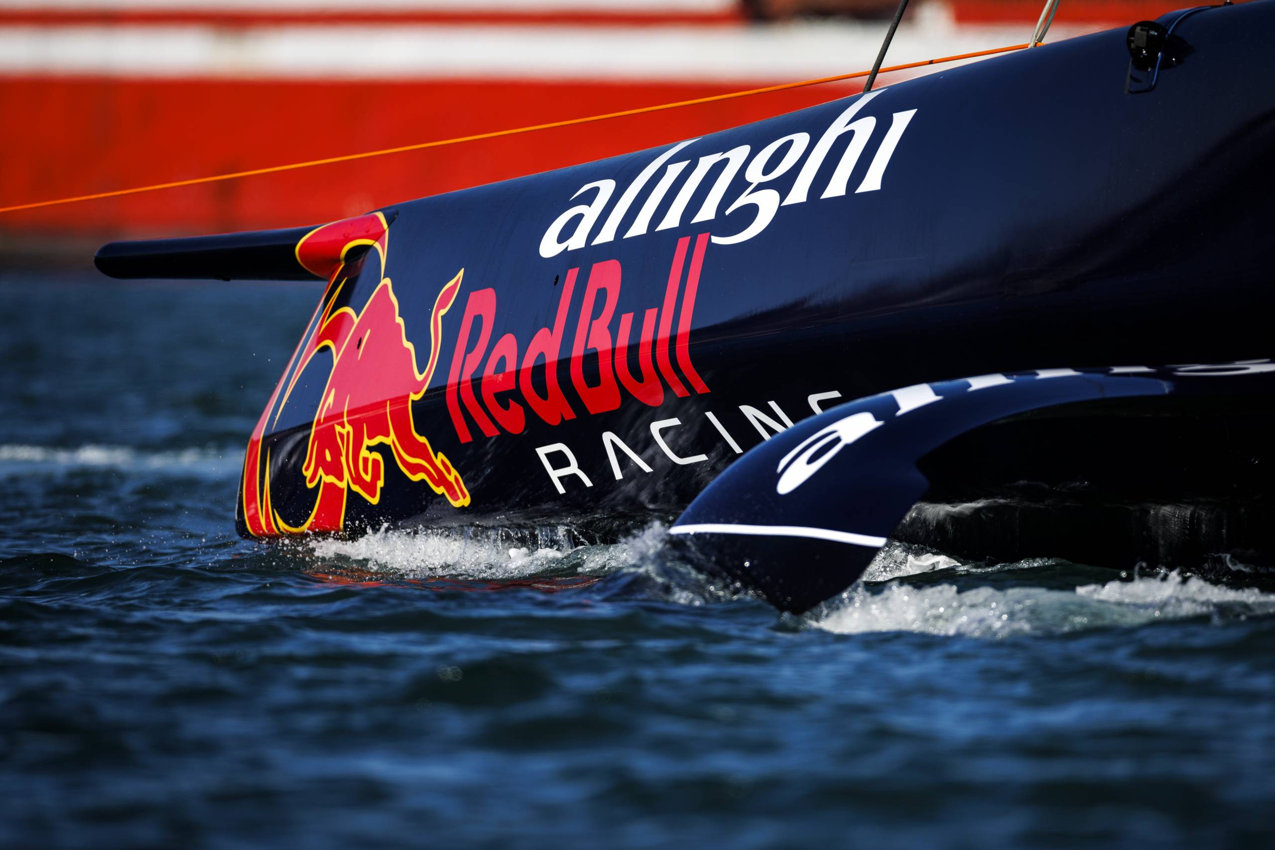 Nahaufnahme Segelboot Alinghi des Red Bull Rading Teams